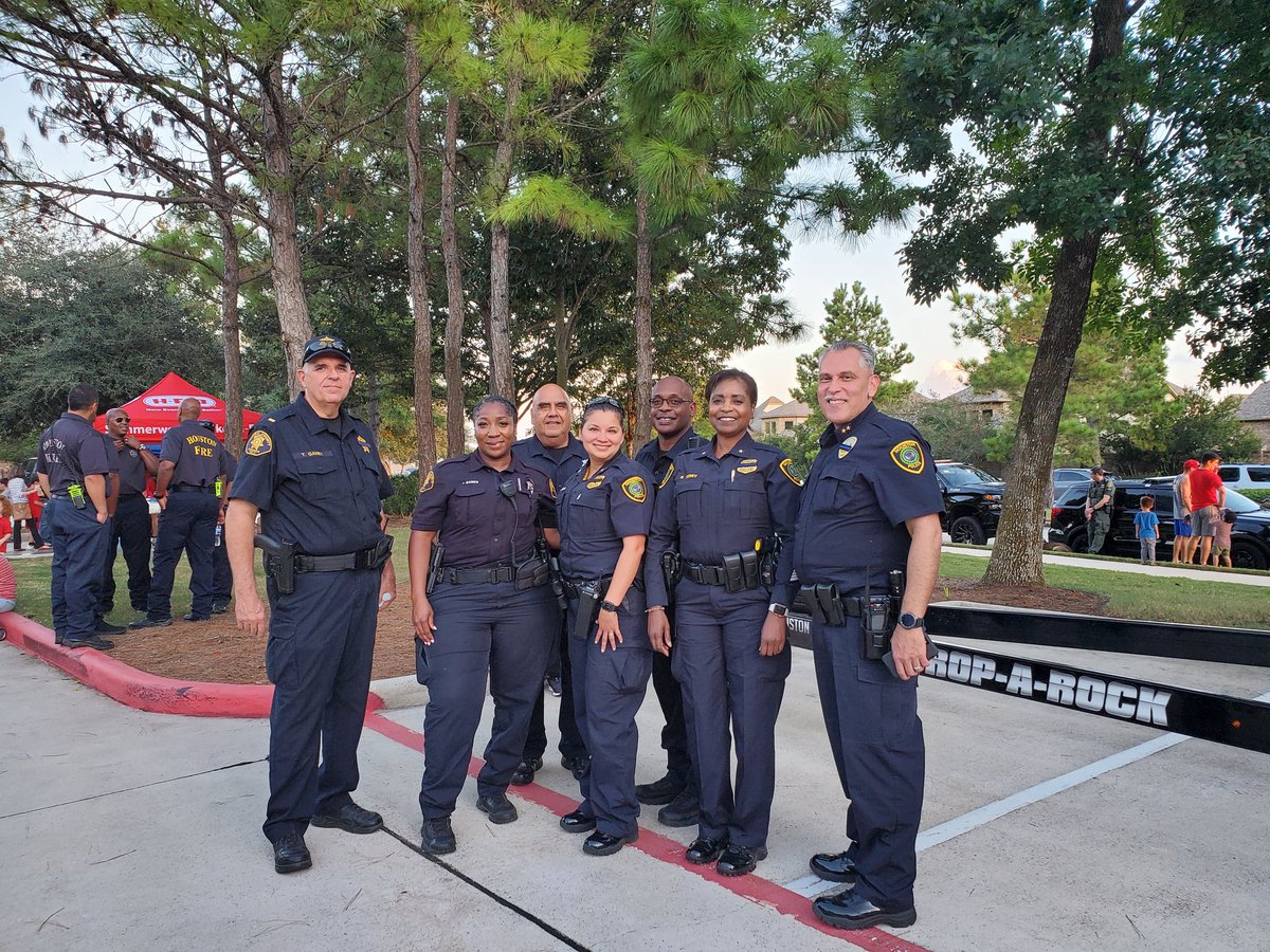 KilleenPDChief's tweet photo. Just finished up here at the Summerwood NNO. Great job by Sarah Wells for organizing the event.  We all need to work together to keep everyone safe.  Ty to HFD and PCT 3 CSD for attending.  See you next year!!! #Realtionalpolicing https://t.co/o0kfBn9YMn