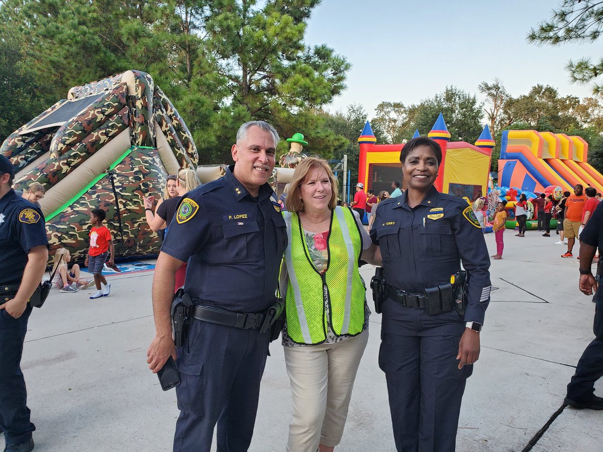 KilleenPDChief's tweet photo. Just finished up here at the Summerwood NNO. Great job by Sarah Wells for organizing the event.  We all need to work together to keep everyone safe.  Ty to HFD and PCT 3 CSD for attending.  See you next year!!! #Realtionalpolicing https://t.co/o0kfBn9YMn