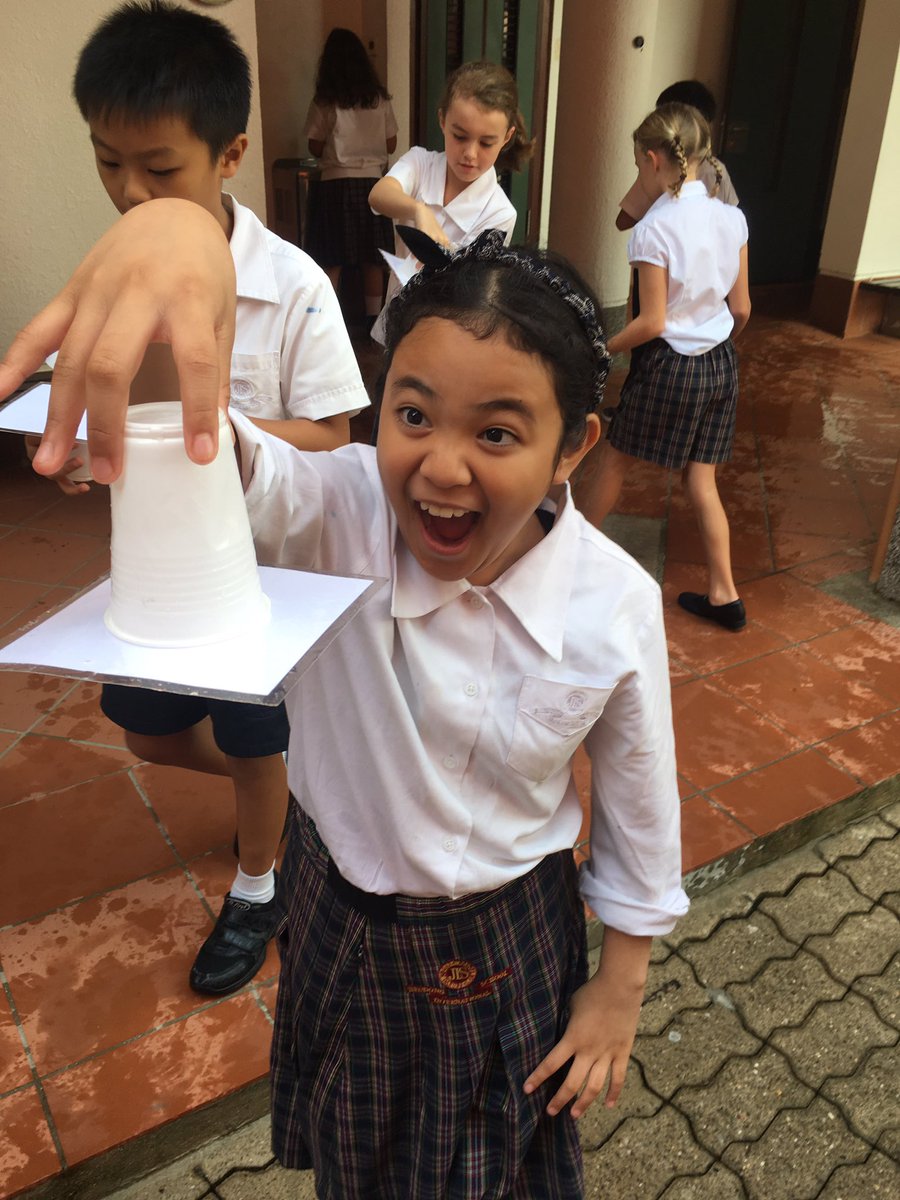 JISJuniorSci's tweet photo. The magic of Science!π§ββοΈ@BritSciAssoc #JISJuniors #JISInspires #JISChallenges https://t.co/Gme4Y90pBc