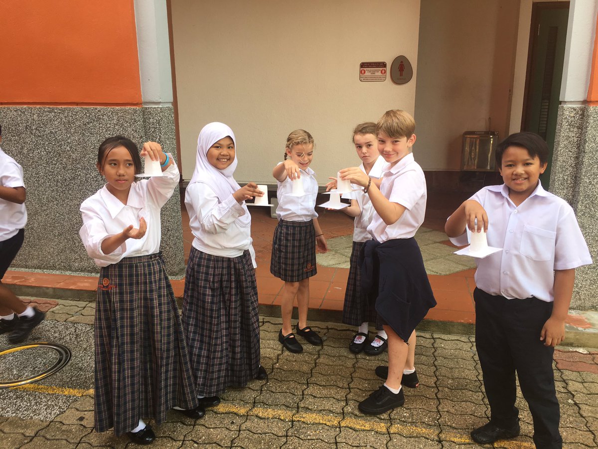 JISJuniorSci's tweet photo. The magic of Science!π§ββοΈ@BritSciAssoc #JISJuniors #JISInspires #JISChallenges https://t.co/Gme4Y90pBc