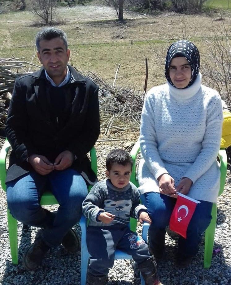 Yol parasını denkleştiremediğim tatillerde yurtta tek başıma bırakmazdı beni arkadaşım Bayram. “Ya ben de kalıyorum, ya da sen benimle geliyorsun” derdi. Gerçekten de benimle yurtta kaldığı da oldu, beni köyünde misafir ettiği de.