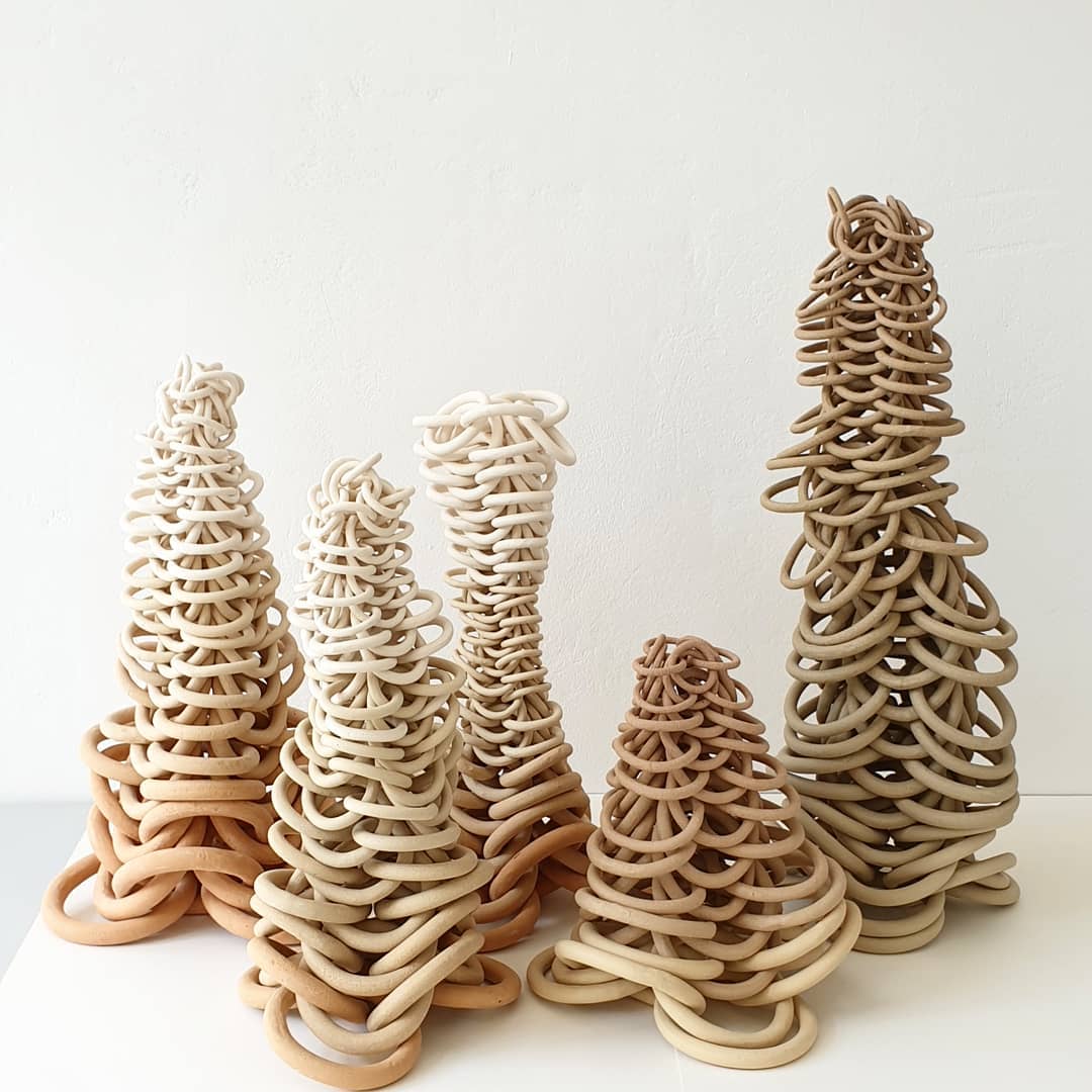 TheCrucible's tweet photo. You might think the heaviness of @cecilkemperink's ceramic sculptures would be in conflict with their malleable nature, but instead, her work is beautifully organic, exploring the possibilities and limitations of movement and fragility all at once. #CrucibleInspiration @colossal. https://t.co/CZi2ZUa6vj