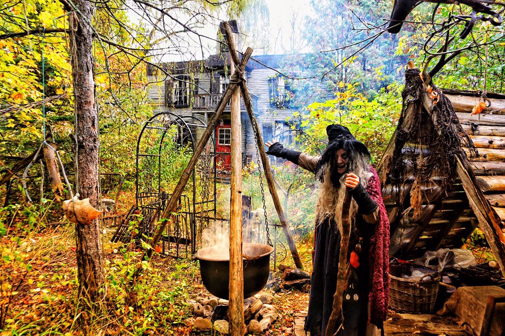 hannahkgm's tweet photo. Welcome to October my pretties 🧙♀️ Many thanks to @saundersfarm and @Ottawa_Tourism for the spooktacular visit 🎃 #myottawa #igersottawa #saundersfarm https://t.co/KeVjakJOXX