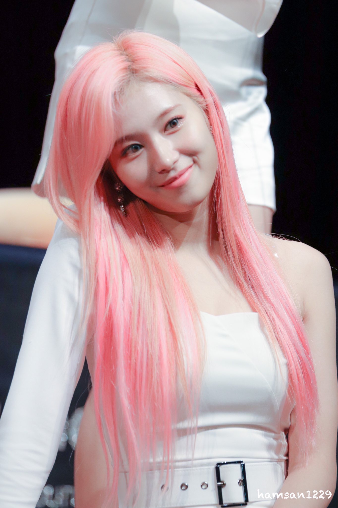 유키 Auf Twitter ピンク髪さーたんのこの世の住人じゃない感 美しい Twice Sana サナ Twice Feelspecial T Co 92olza8jjr Twitter