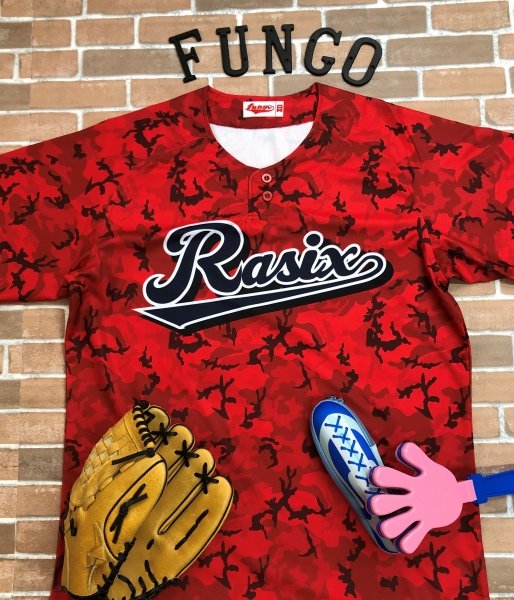 FungoInfo's tweet photo. ハッキリとした赤色、そして漆黒のロゴが強者のオーラを放っているRasixさま💕
迷彩も細かい柄で、チームの胸マークの存在感を際立たせているようにも見えます⚾
縁取りを白で囲うのは、ダークな本体とロゴの色を浮き立たせるのに最適なデザインですよ💘
#Rasix #ファンゴ #野球 https://t.co/hFjP9qp7Oe