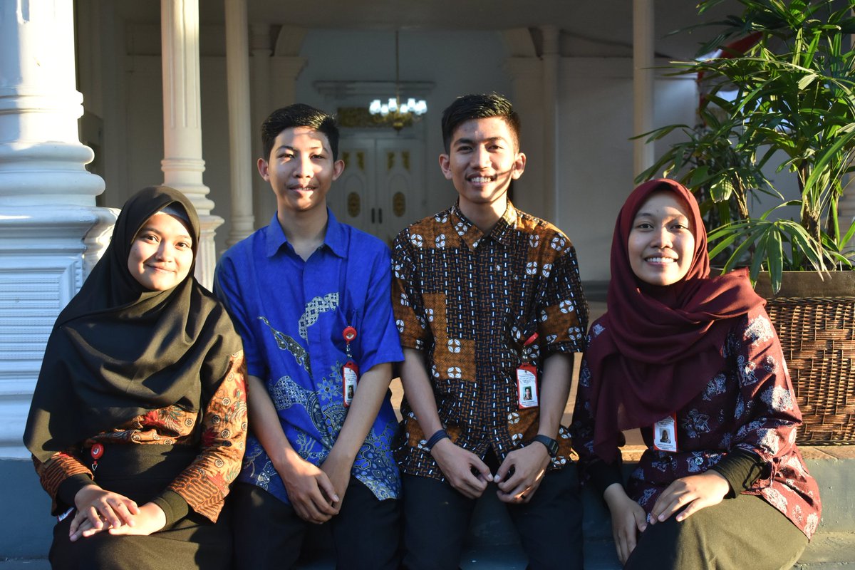 BangJimmy12's tweet photo. Selamat hari batik nasional  
#SelamatHariBatikNasional 
#NegaraMakinSuram 
#SelamatTinggalRevolusiMental 
#BatikDay #BatikIndonesia https://t.co/GaOsni0Cis