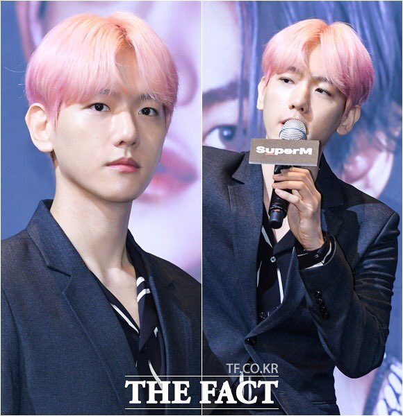 BAEKHYUNinweibo's tweet photo. [TF포토] 'SuperM' 리더 백현, '청량미 넘치는 핑크빛 머리' (출처 : 더팩트 | 네이버 TV연예) https://t.co/6I7O2hyCU9

#백현 #BAEKHYUN #SuperM  @B_hundred_Hyun https://t.co/SBCJ6Gvawx