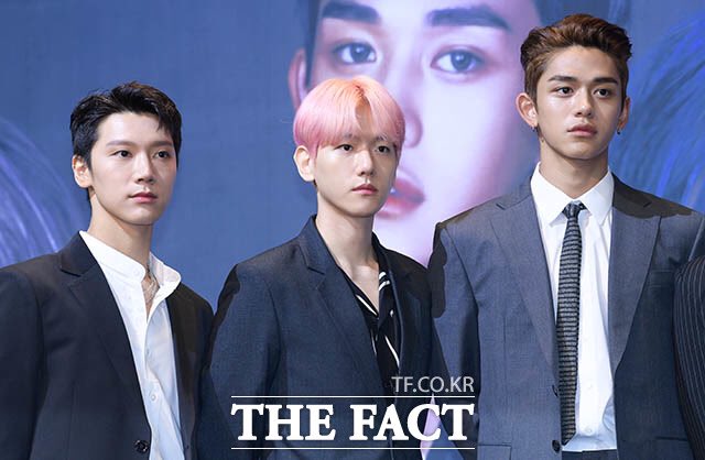 BAEKHYUNinweibo's tweet photo. [TF포토] 'SuperM' 리더 백현, '청량미 넘치는 핑크빛 머리' (출처 : 더팩트 | 네이버 TV연예) https://t.co/6I7O2hyCU9

#백현 #BAEKHYUN #SuperM  @B_hundred_Hyun https://t.co/SBCJ6Gvawx