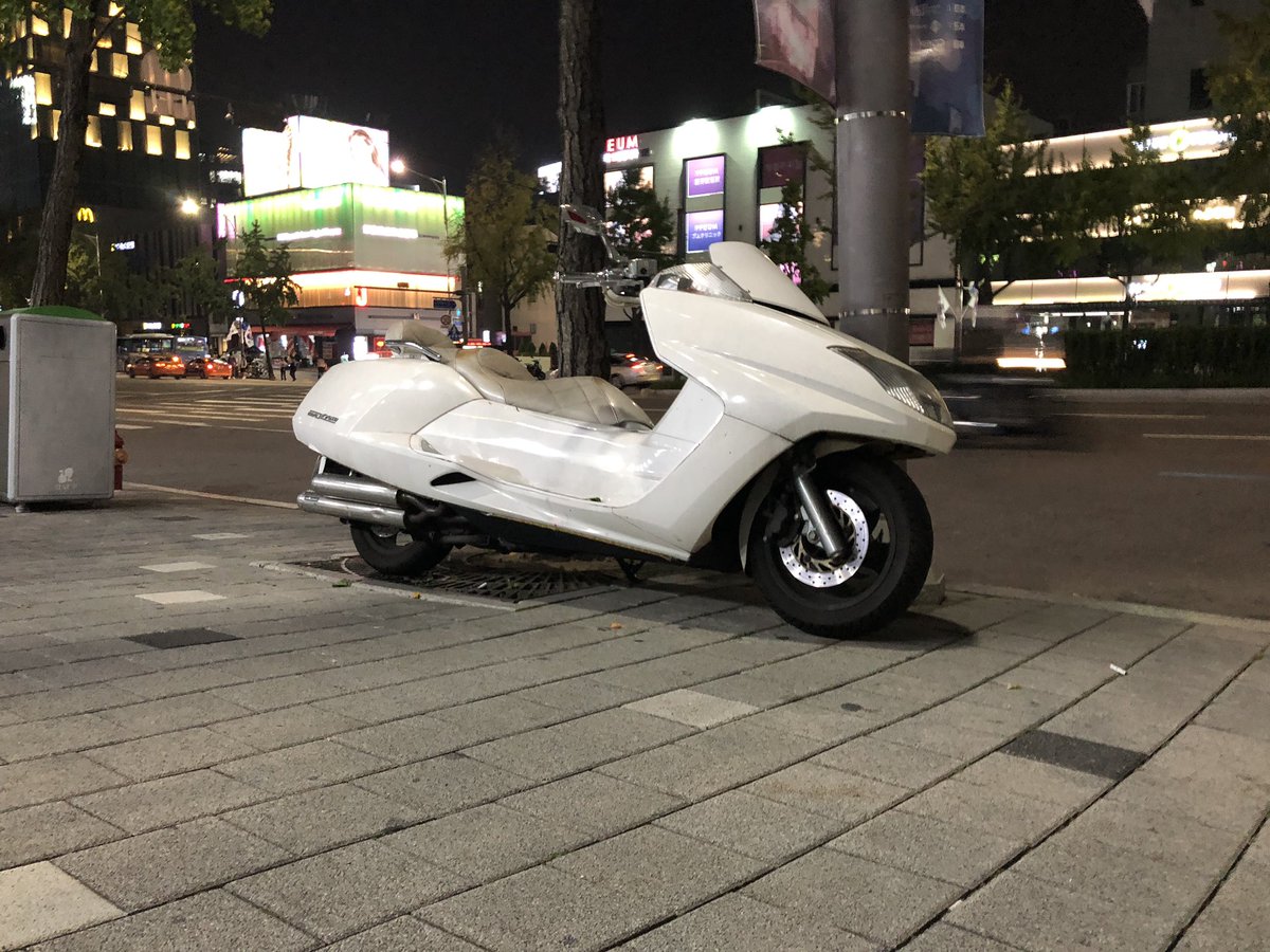 MartiniGuyYT's tweet photo. This is a picture of a very korean scooter https://t.co/6xBEayJaq3