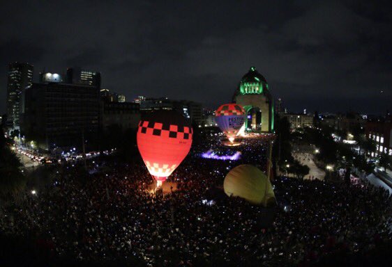 daviddelapaz's tweet photo. Globos aerostáticos iluminan el Monumento a la Revolución, en la #CDMX durante la presentación del Festival Internacional del Globo (FIG) 2019 @FIGLeon @PrensaFIG #FIG2019 #ViveFIG #FIGdiferente
📷 @maskbalam https://t.co/HFWOCNdNZJ