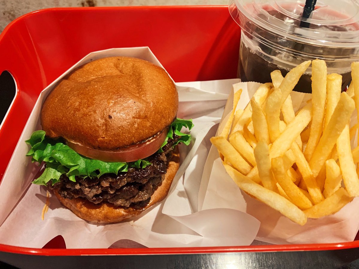 muni_gurume's tweet photo. 【ヘンリーズバーガー】
@東京：代官山駅から徒歩3分

A5ランク黒毛和牛を100%使用したハンバーガーを食べられるお店。

肉職人が自ら厳選して黒毛和牛を仕入れており、超粗挽きに仕上げられたパティは旨味抜群🎶

パティは3枚まで重ねることができて、思いっきり頬張れる瞬間は至福です✨ https://t.co/62TBlkUjdW