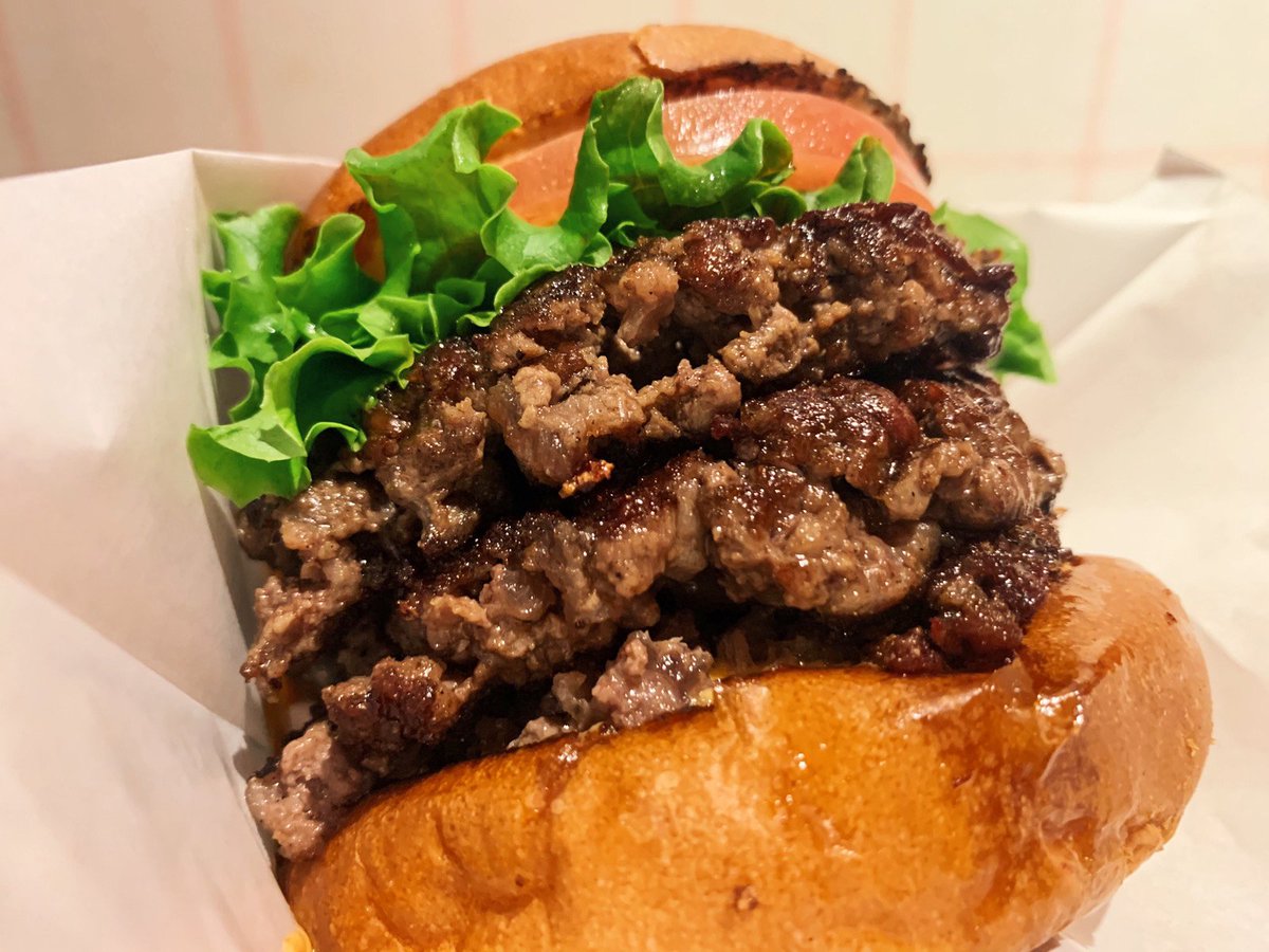 muni_gurume's tweet photo. 【ヘンリーズバーガー】
@東京：代官山駅から徒歩3分

A5ランク黒毛和牛を100%使用したハンバーガーを食べられるお店。

肉職人が自ら厳選して黒毛和牛を仕入れており、超粗挽きに仕上げられたパティは旨味抜群🎶

パティは3枚まで重ねることができて、思いっきり頬張れる瞬間は至福です✨ https://t.co/62TBlkUjdW