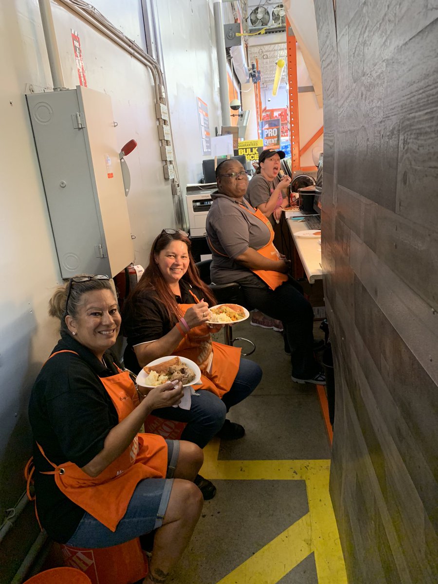 LuisHD2018's tweet photo. Close ups of the incredible food just so you can be jelouse 😂 but truly was amazing 🍾🍾🍾🍾🥳🥳🥳🥳 #Cam2019 #Cashier #CashierAppreciation #FoodGoals #TheHomeDepot #HomeDepot #frontend #FES #FrontEndSupervisor #Flowers https://t.co/FGfmi7GqmA