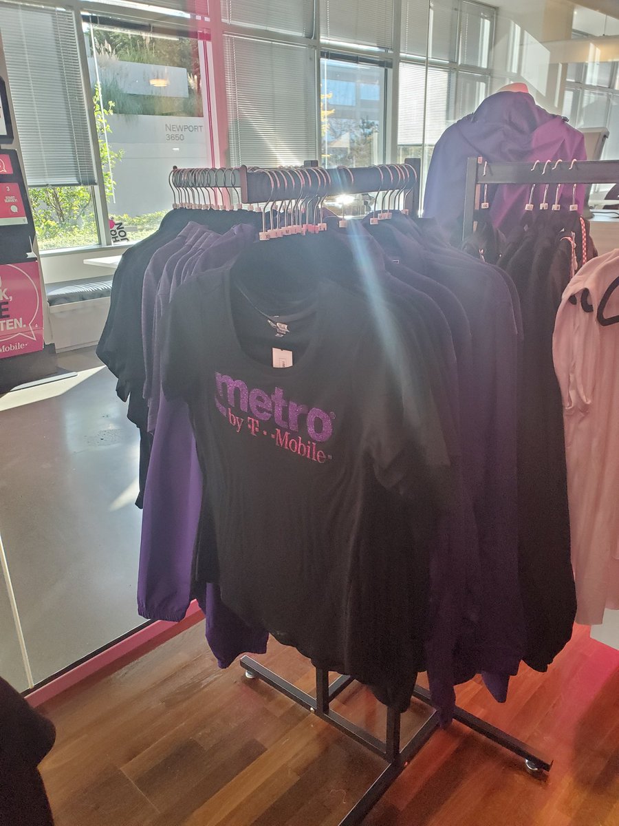 IlsaVargas's tweet photo. Loved walking in to the Seattle HQ Magenta Gear store and sport my AMAZING #metrogear! So excited to see purple represented!! ♥️♥️ @jaimielperez #lovemyjob #gearedout #myawesomebackpack https://t.co/nPsVbWEBwo