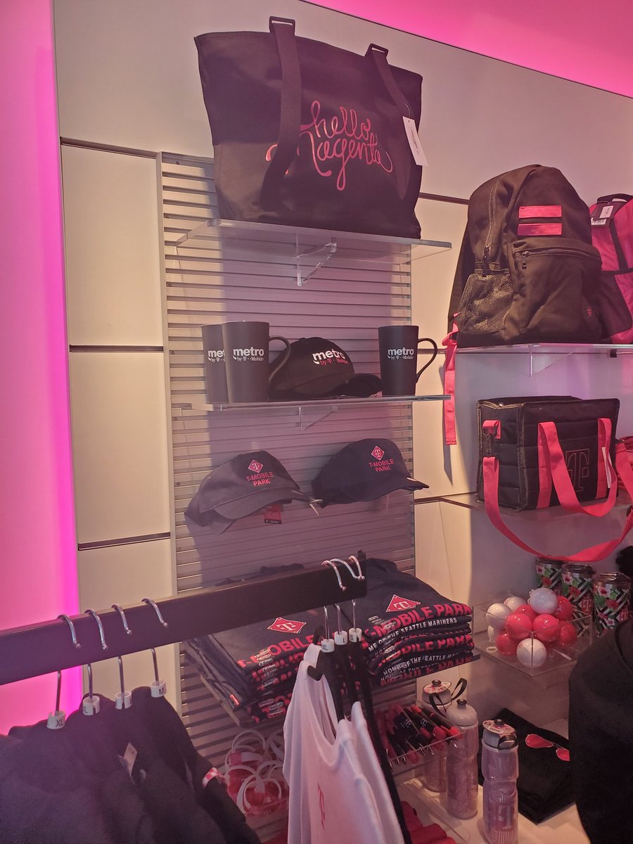 IlsaVargas's tweet photo. Loved walking in to the Seattle HQ Magenta Gear store and sport my AMAZING #metrogear! So excited to see purple represented!! ♥️♥️ @jaimielperez #lovemyjob #gearedout #myawesomebackpack https://t.co/nPsVbWEBwo