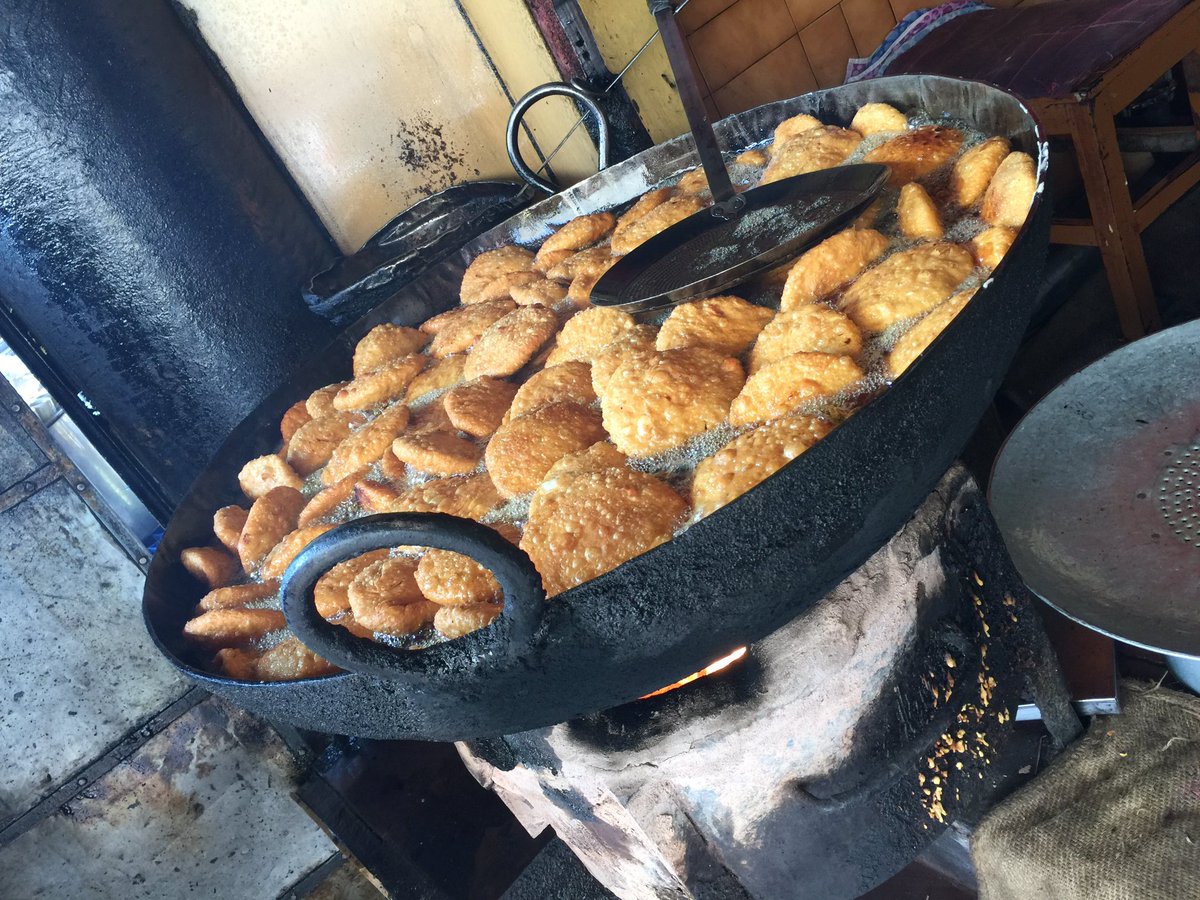 artyshruti's tweet photo. #DroolAlert when in #Jodhpur eat only Pyaz ki Kachori for Breakfast.. best place ? #SuryaNamkeen https://t.co/5xDbIkmRwv