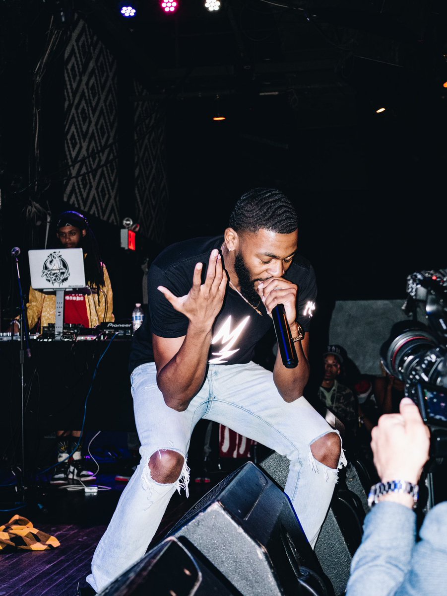 Bodega__Barbie's tweet photo. Rare talent without ego is a needle in a haystack. Meet @Jay__Javon
Photo by: @_quentinlavon
#nextup #lyricist #nyc #longisland #sobs #facesshowcase https://t.co/XagFnXpZRk