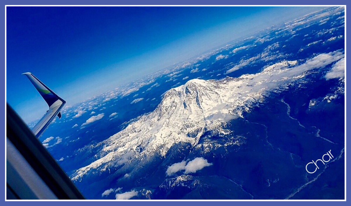 WINGS ABOVE WASHINGTON 
Sending love from the sky...
Wishes for a beautiful & successful
October full of love & music...
#HappyOctober #Seattle #Flight 
#MountAdams #Window #View
💛✈️✈️✨🌄✨✈️✈️💛
@piero_barone @GianGinoble 
@IBoschetto