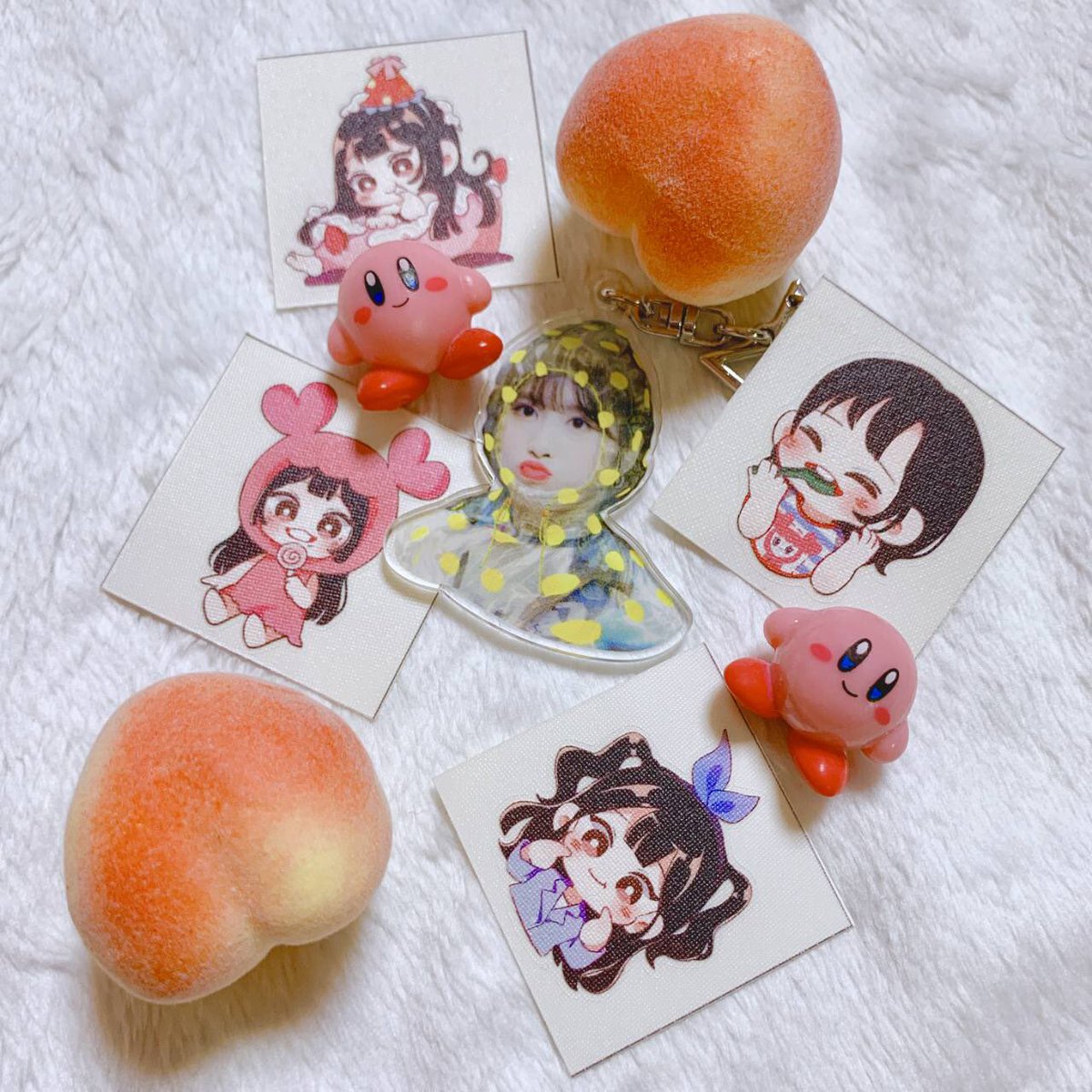 momosp_JP's tweet photo. 特典のサンプル写真が届いたのでお届けいたします(⌒▽⌒)💕
ももりんがサイン会で持ってくれました😭😭😭💕
私も実物を見ましたがすごくかわいいです(；▽；)
キャラクターステッカーも😭😭😭 https://t.co/92QcFnaj5T
