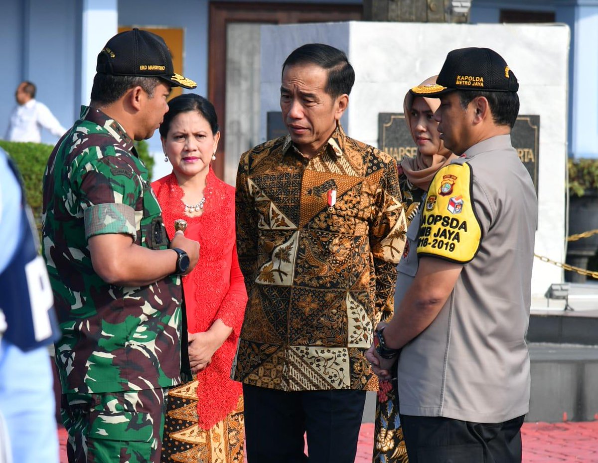 Dengan kemeja batik, saya menuju Jawa Tengah pagi ini untuk menghadiri puncak peringatan Hari Batik Nasional 2019 di Kota Surakarta.

Sudahkah Anda mengenakan batik hari ini?