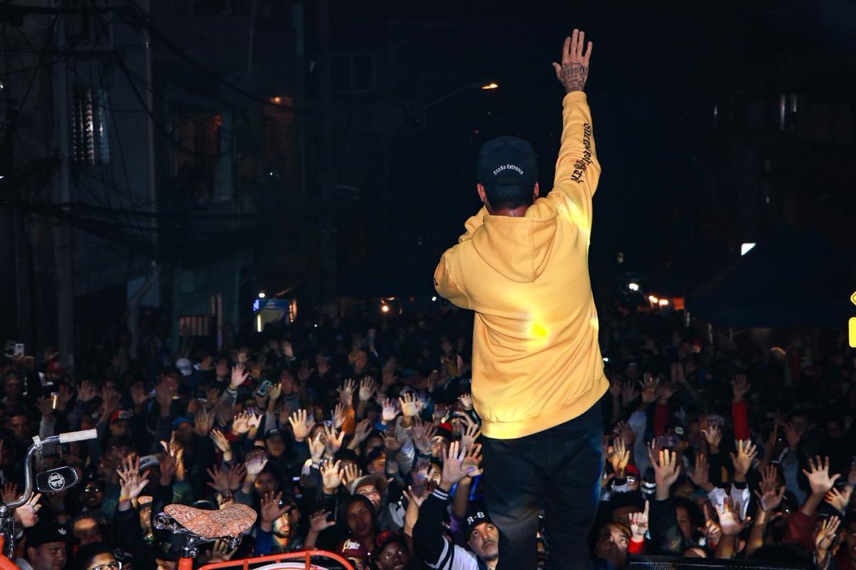 Cronicamendes's tweet photo. Obrigado favela por cantar por mim. Obrigado @ZalikaProducoes por registrar este momento. https://t.co/jTwttCSUC5