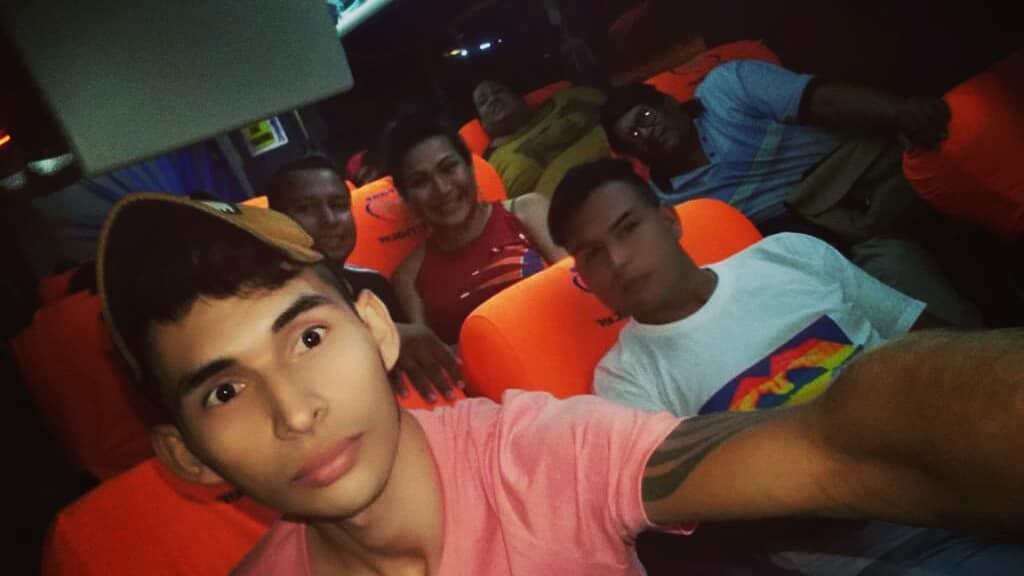 KeikoMoxitania's tweet photo. Delegación #Beni rumbo a la VI Cumbre y Marcha Nacional de la #COALIBOL #TARIJA2019 😍😍
#FundaciónBaker
#ColectivoAmazonicoDeRiberaltaLGBTI
#OrgDeMujeresTransDelBeni
#TransFeminismoBol
#CoaliciónBolivianaDeColectivosLGBTI https://t.co/OCGpub6R3Z