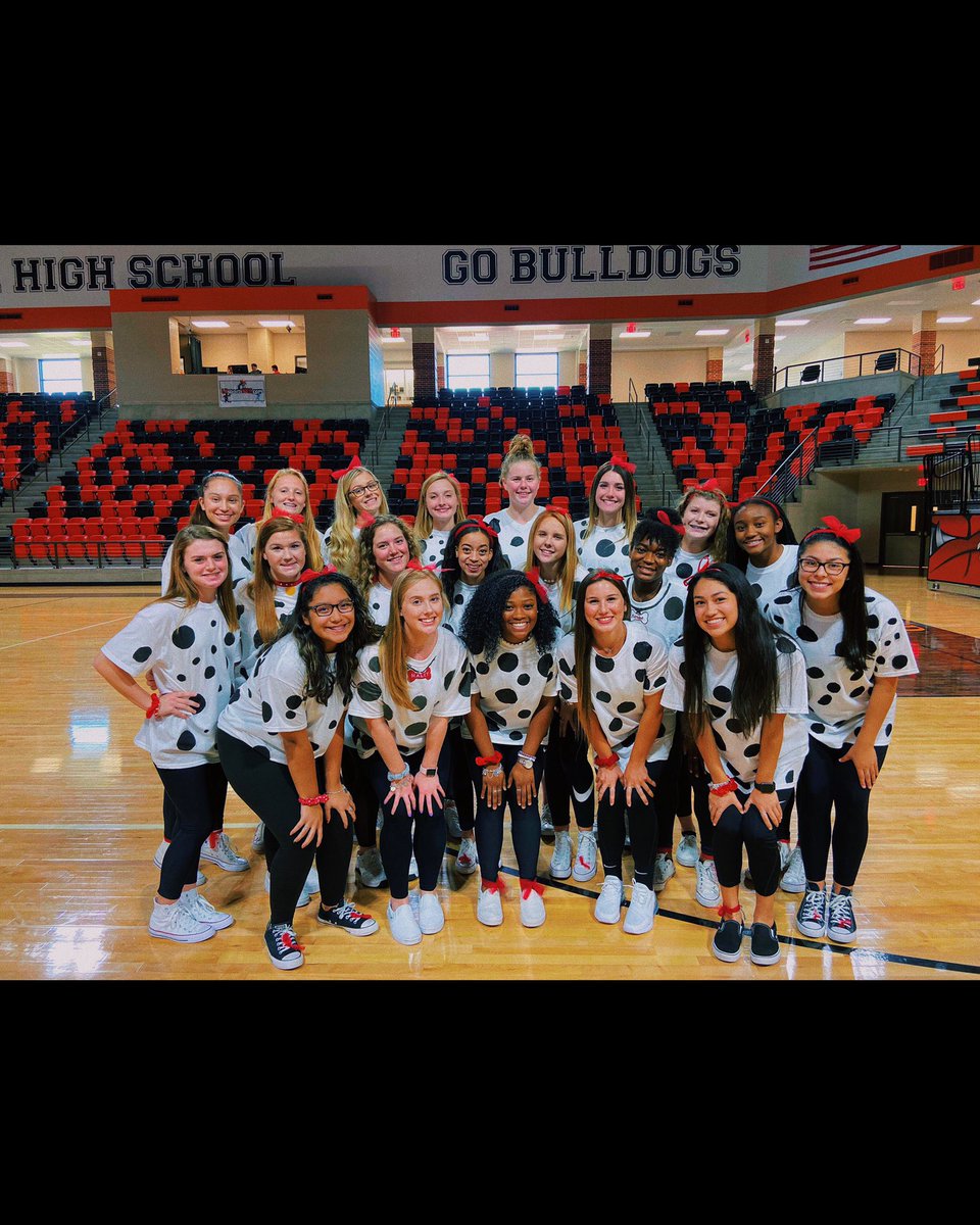 xo_hnicole12's tweet photo. who let the {dawgs} out?🧡🐾 #lpvsdp https://t.co/y1tHhNt1Je