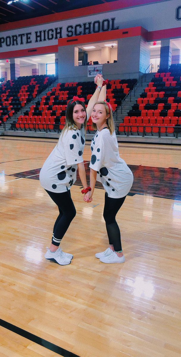 xo_hnicole12's tweet photo. who let the {dawgs} out?🧡🐾 #lpvsdp https://t.co/y1tHhNt1Je