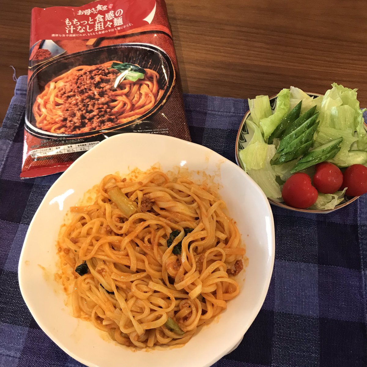 ふーママ On Twitter お昼にファミマの汁なし担々麺頂きました 期待以上の美味しさで びっくり 追加で買って来なきゃ W 花椒入り唐辛子少量でピリ辛がうましw ファミマのお母さん食堂 ファミマ お母さん食堂 慎吾母 香取慎吾 ウイカ 汁なし坦々麺