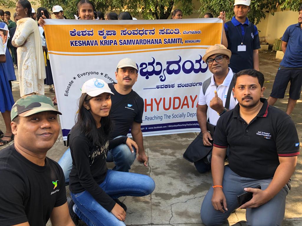 sudhanva_sl's tweet photo. @abhyudaya_kkss @indiaedudiary @tv9kannada @suvarnanewstv @publictvnews @DighvijayNews24 @DDChandanaNews @ddgoodnewsindia @sap4good Just now finished campaigning to bring awareness on say no to plastic. Was inspired by the energy of kids in this event. https://t.co/Y4QGzebfwR