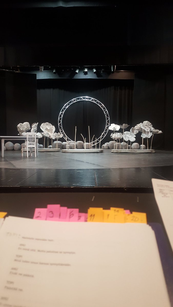 Näytelmä #keramiikkataiteilija Anu #Pentik istä valmistuu #Kouvola n teatterissa. #Ensi-ilta on 1.11.
Kalle Ropponen on suunnitellut lavastuksen ja #kantaesitys kirjoittanut Eppu Nuotio. Kuva harjoituskuva.