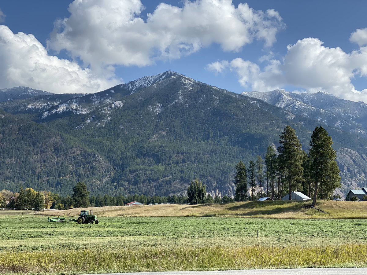 flatheadshuttle's tweet photo. I have been a Montana girl most of my life and I don’t recall seeing this before. 🥶 Hope his cab is heated. https://t.co/jSeov9UwAj