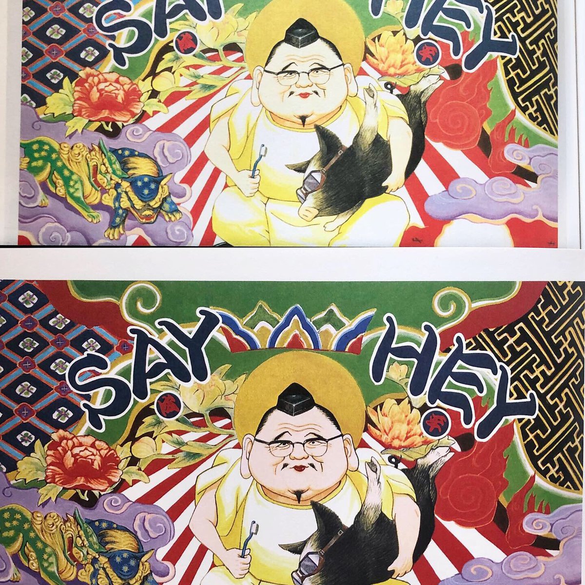『POSTERS』重版出来! 早ければ今週にも店頭に並ぶであろう第2刷、細かな文字修正や見開き掲載のセンター部分をより見やすくするなど変更してますが、最大の違いはこの2点。実際のポスターには初版の方が色味等近いものの、大友さんと相談して原画に近づける処理を施しています。
#uesugiworks