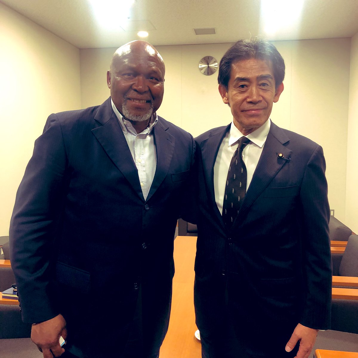 あいさわ一郎 2日南アフリカ Ancアフリカ民族会議マフィー モロベ氏と国会で会談 ラマポーザ大統領 の側近 ソウェト学生蜂起の指導者の一人 マンデラ元大統領 らとケープタウン沖の ロベン島 に勾留された 反アパルトヘイト の闘志 南アは