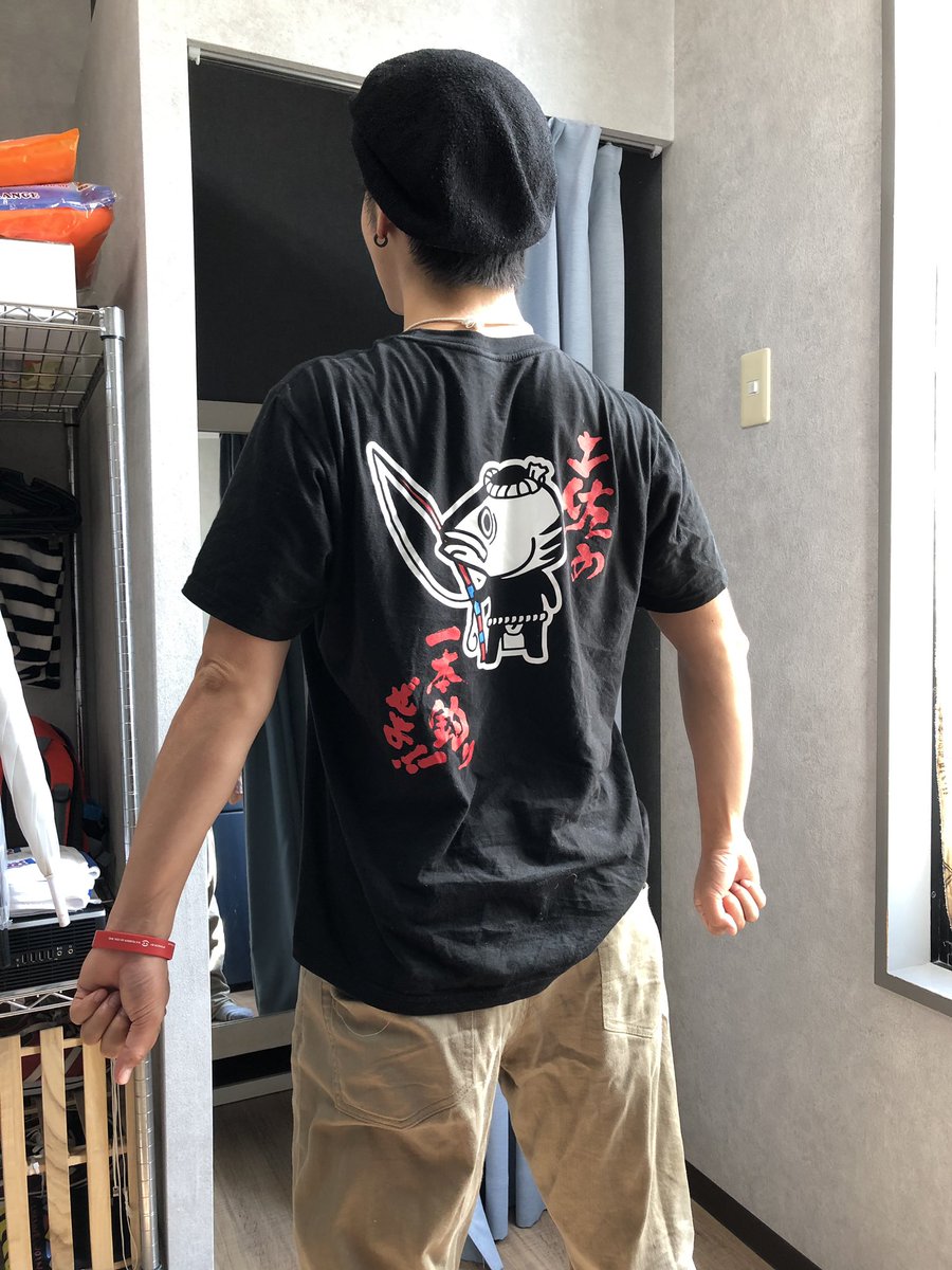 仕事に遅れそうになって いつもこのTシャツを着る時には必須の上着の