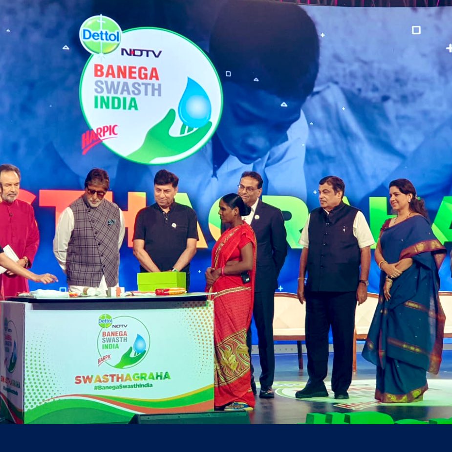ShainaNC's tweet photo. “Cleanliness is godliness”. On #gandhijayanthi #BanegaSwasthIndia @SrBachchan and @nitin_gadkari and all of us unveil #SwasthKit to support the health needs of the mother after.
@RakeshKapoor_,@lakslnarasimhan, @paramiyer_, #SantanuMishra #GandhiAt150 https://t.co/d3b7I0enai