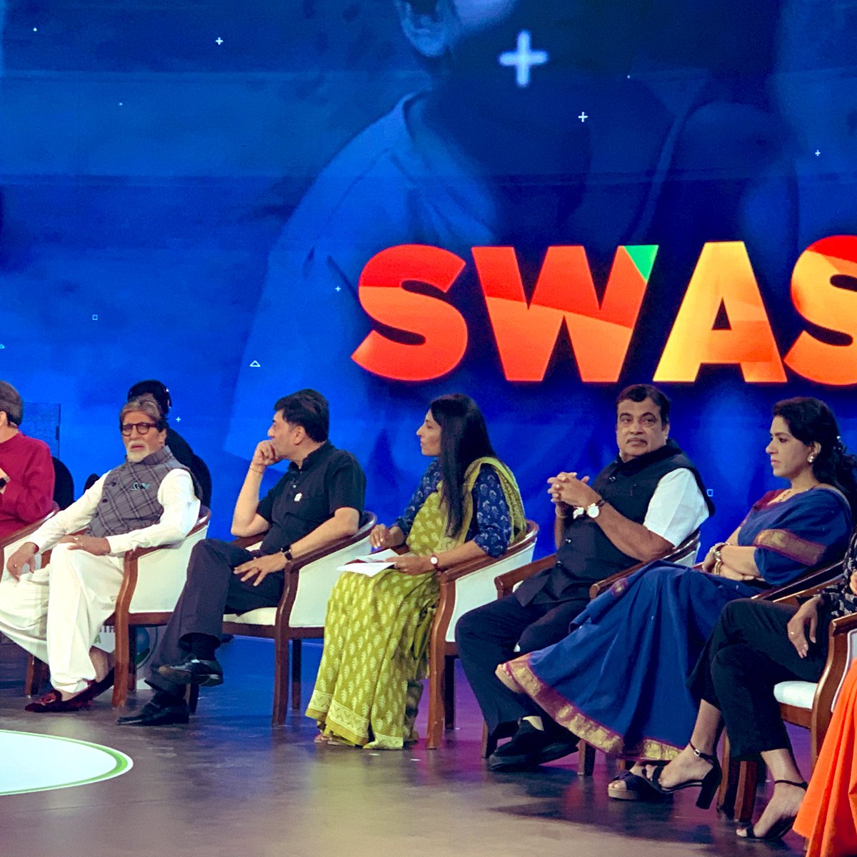 ShainaNC's tweet photo. “Cleanliness is godliness”. On #gandhijayanthi #BanegaSwasthIndia @SrBachchan and @nitin_gadkari and all of us unveil #SwasthKit to support the health needs of the mother after.
@RakeshKapoor_,@lakslnarasimhan, @paramiyer_, #SantanuMishra #GandhiAt150 https://t.co/d3b7I0enai