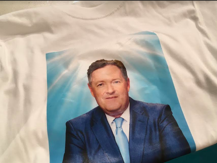 Lauratobin1's tweet photo. 🤣#TShirt is trending #1 on twitter
Wondering why?
@piersmorgan (who is trending #5)
He is giving away t shirts with his face on!
Would you wear one?
@GMB 
RT for Yes
Like for No https://t.co/P0zl4UkLsa