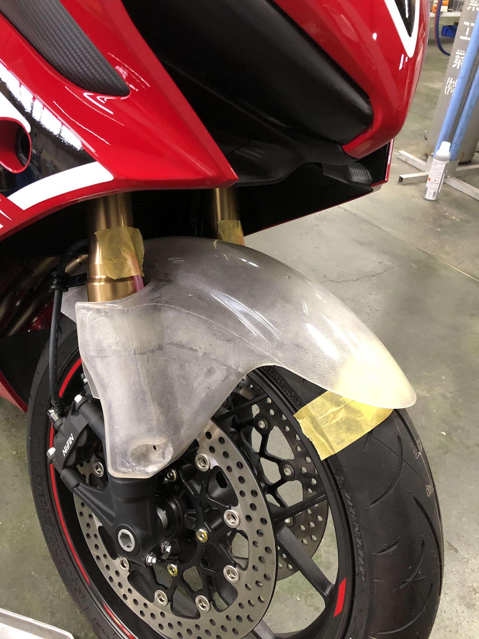 Twitter 上的 Daisuke Tsr Cbr650r Cb650r用のフロントフェンダーの試作です フィッティング確認中 製品はカーボン仕様 Cfrp になります Tsr Cbr650r Cb650r カスタム フロントフェンダー T Co Ut0p6bgugx Twitter