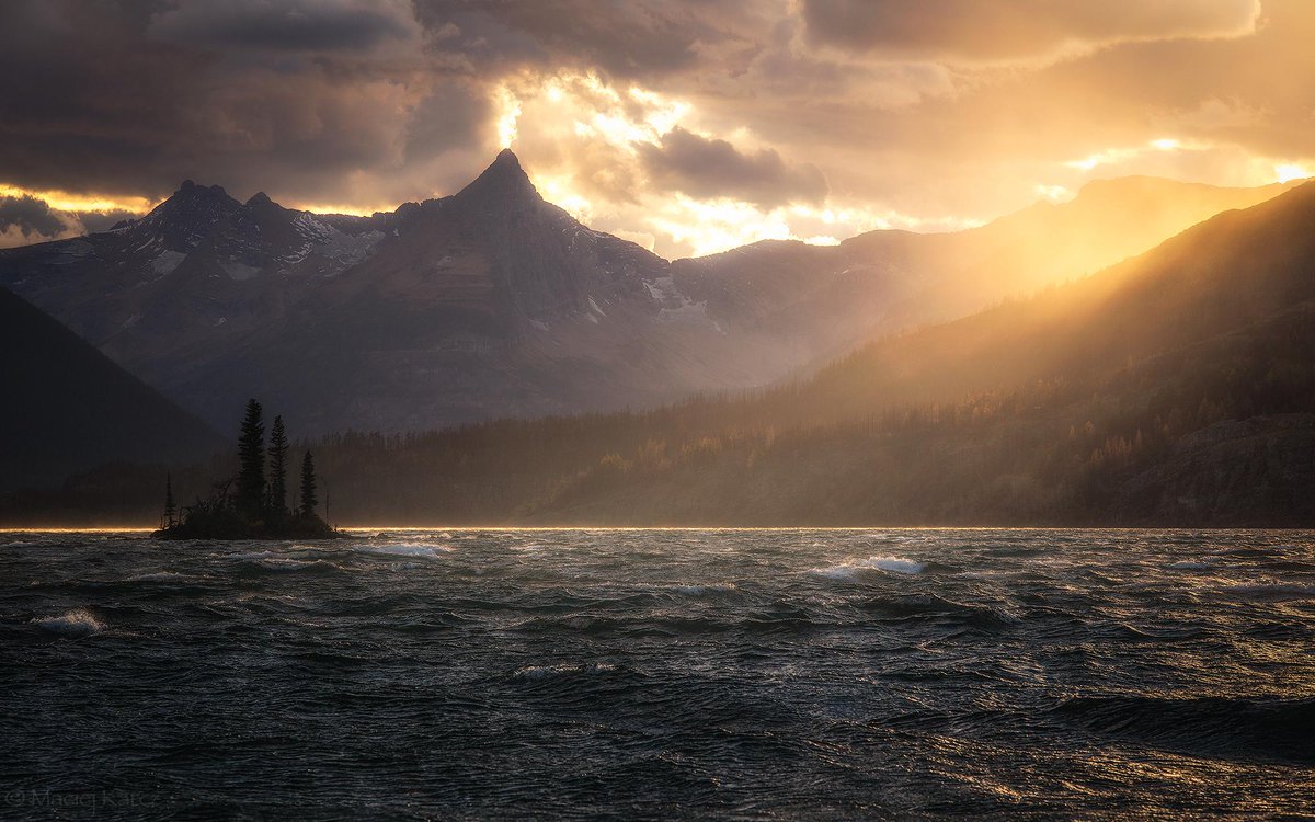 gorgeous_pix's tweet photo. "Looking toward the fiery heart of Glacier National Park, one of my most memorable sunsets ever, Montana USA. From u/MK-photos on Reddit #memorablesunsetsever #glaciernationalpark #montanausa #lookingtoward #fieryheart #one" https://t.co/PfouUVO2Ps