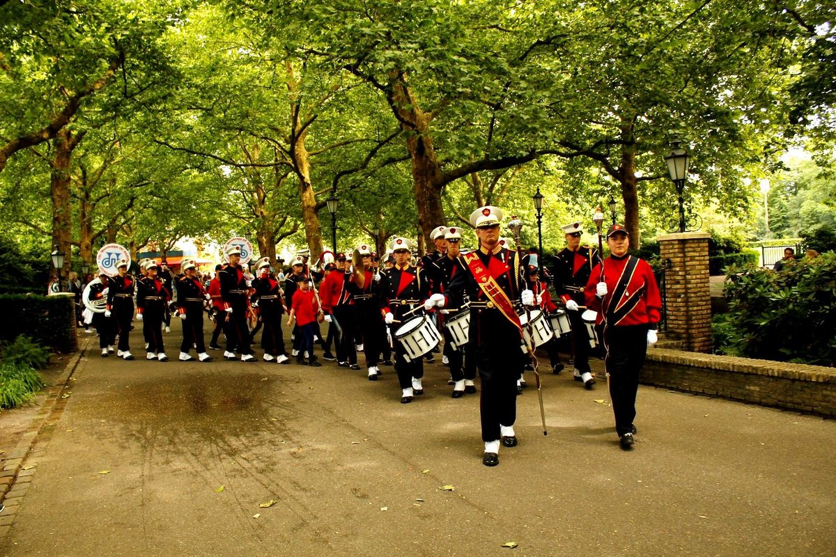 SvHLeerdam's tweet image. Op het moment dat we bijna 24 uur hebben gelopen en een lach en een traan met elkaar hebben gedeeld, zweept muziekvereniging De Bazuin op zaterdag van 15.00 uur tot 15.30 alle lopers nog even op voor de laatste rondjes van editie 2019. 

#slvh #samenloop #kwf #wandelen #samen