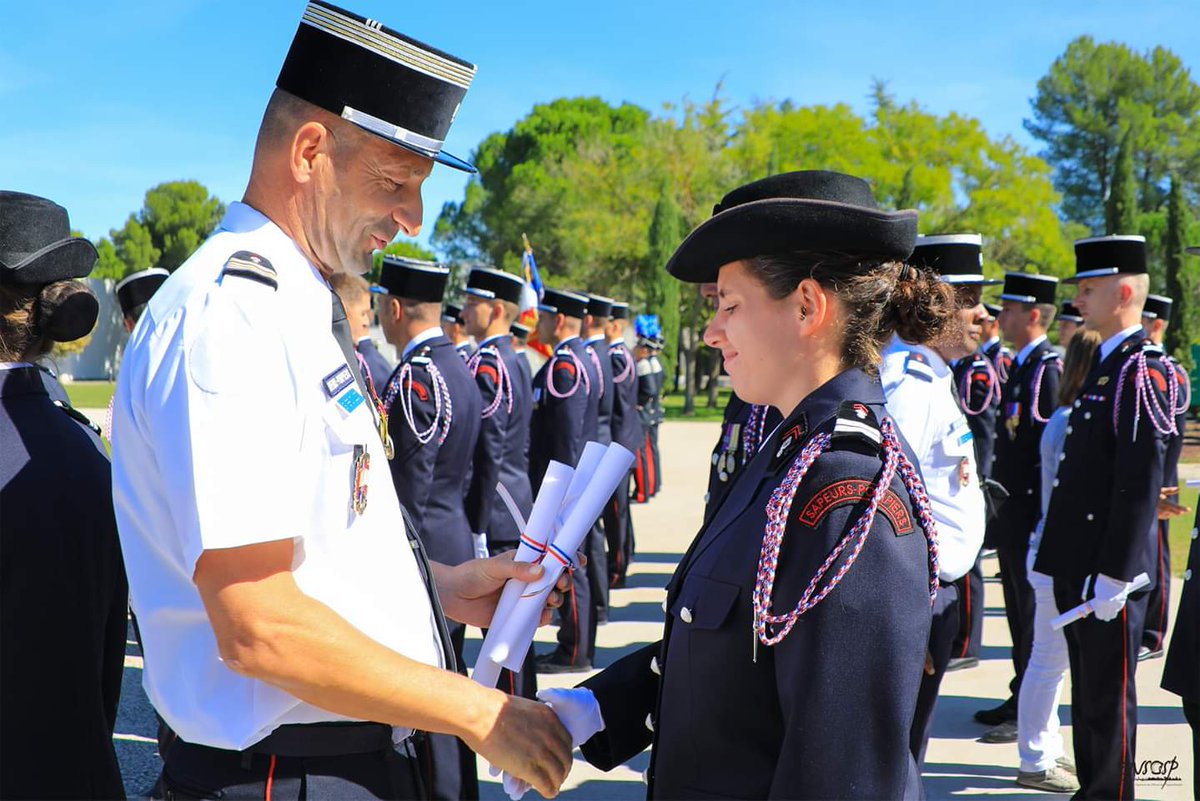 aurore_perrot's tweet photo. Félicitations mon Lieutenant ! 👏🏻🚒🇫🇷 @YannickBionaz
Remise solennelle des attestions de fin de formation pour les officiers-élèves de la #FILT96 lors de la traditionnelle cérémonie du lundi, qui vient valider les 32 semaines d'études au sein de l'@ENSOSP.
@pompiers36 https://t.co/mhpRJJgXLY