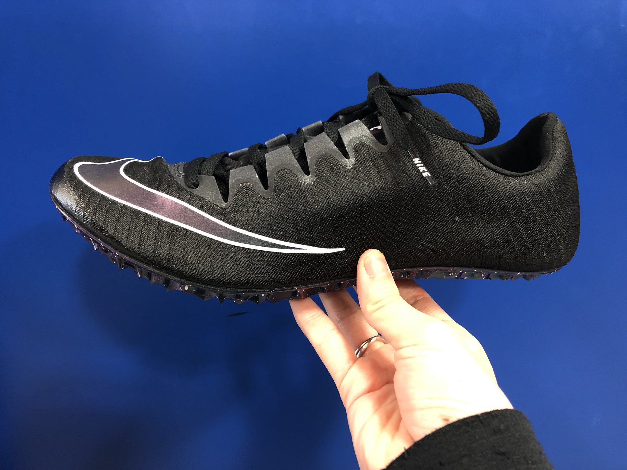 ステップスポーツ横浜店 タイです Nikeスパイク ズームスーパーフライエリート 高反発の短距離用スパイク 色は違いますが世界陸上でも履いてる方が多いですね 今回のカラーはブラック Nikeなマークがキラッと光ってカッコイイ