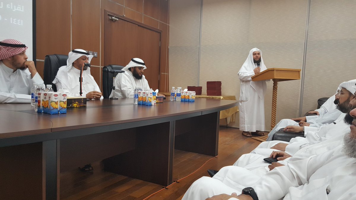 من حفل تكريم ادارة مساجد محافظة حولي لقراء شهر رمضان ، عريف الحفل فضيلة الشيخ محمد الريس يقدم فقرات حفل التكريم .