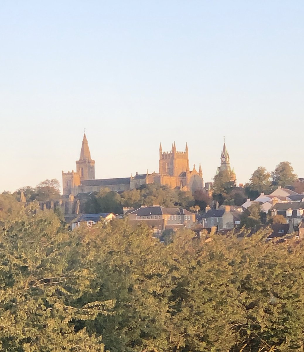 DHSFifeHomeEc's tweet photo. Lovely early morning sunshine on @abbey_church 😎 #greatview #ourschool #itsgettingchilly https://t.co/60dKfc0AT4