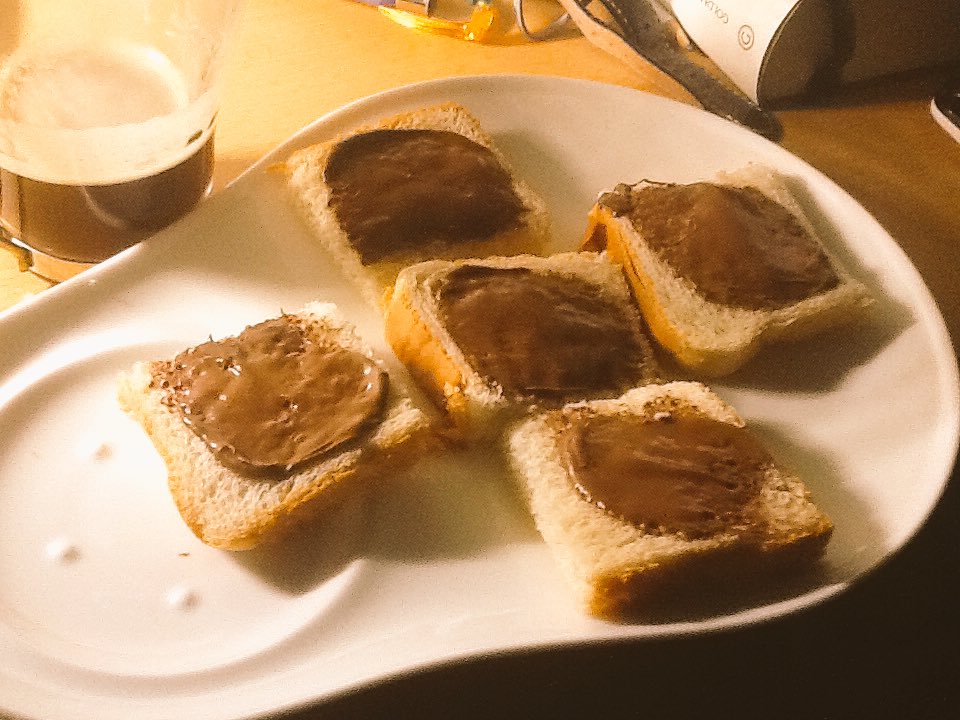WeinPiraten's tweet photo. "Ist es draußen auch nasskalt und schneuz ..
drinnen lockt uns ein süßes #Nutella-Kreuz!
Dank für die nette #Emphase .. Hase!"
#ReimDichOderIchBrechDich https://t.co/NKD628g0k3