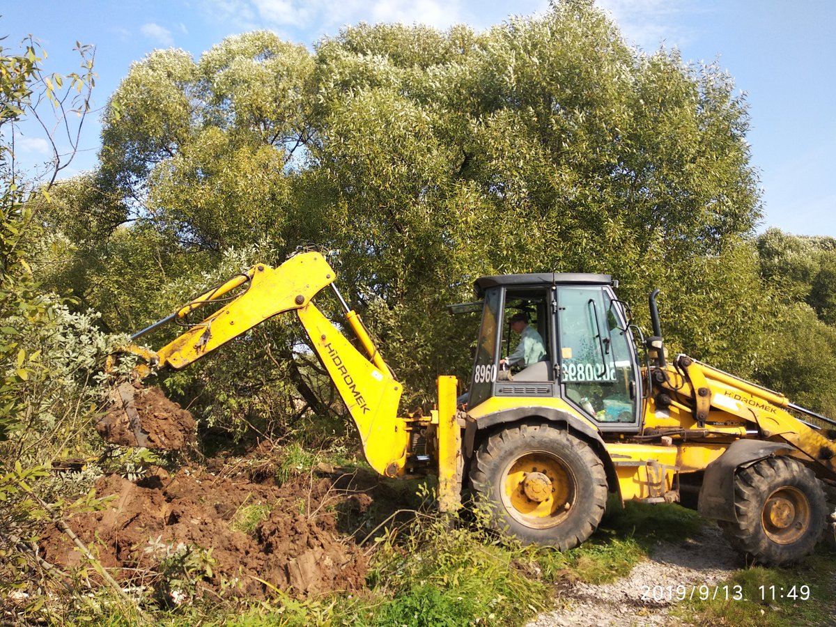 По улицам села Парского ведутся работы по прокладыванию труб для водоотведения.