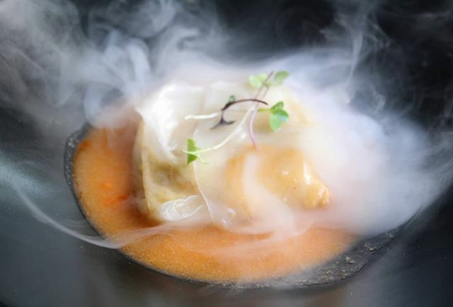 restaurantelcid's tweet photo. Ravioli transparente de nécora y  jugo de crustáceos... la magia, culpa del hielo seco🦞🦀
#soymakrochef #restauranteelcidonda  #sabeamar https://t.co/UgeIDjR5Ku