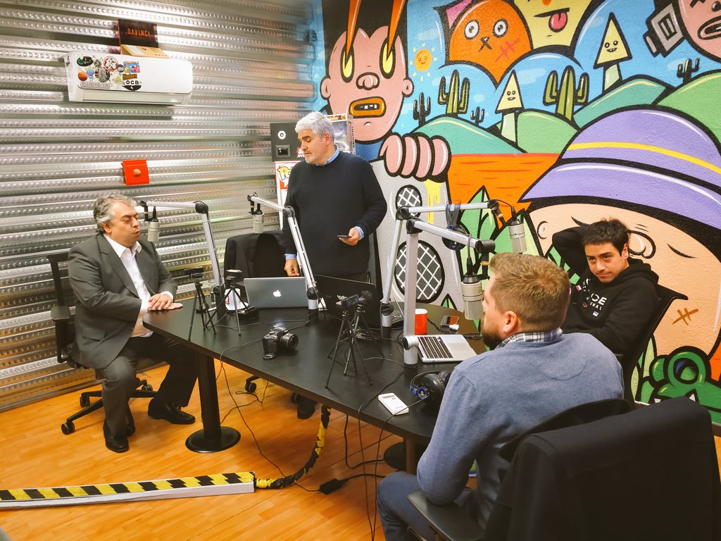 SeSantiagoCL's tweet photo. Hoy llegamos a @BigRadioCL con @alvaroundurraga de @Corfo RM y Mauricio Cifuentes de #SmartDrop quien cuenta sobre su empresa que hace más eficiente el uso del agua para el riego de áreas verdes. Sigue la conversación en https://t.co/cT8QIpkBIW https://t.co/L44zpSFkwI
