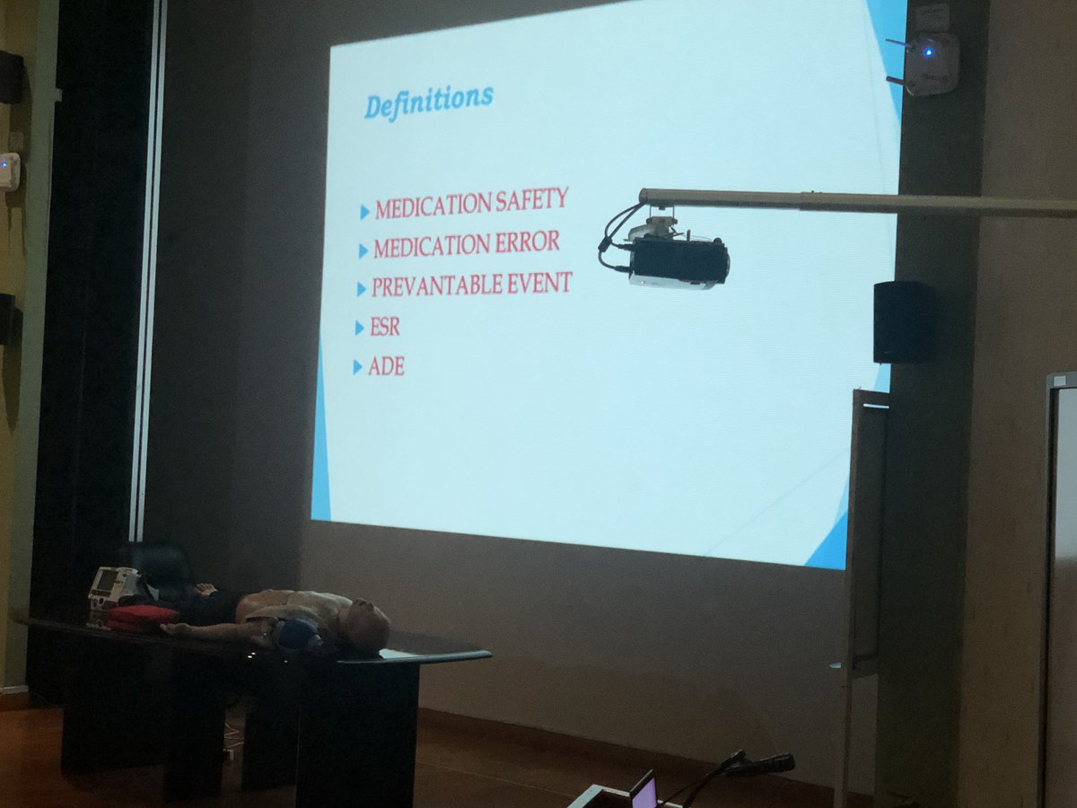 ohudPR's tweet image. ضمن انشطة الرعاية الصيدلية بتجمع مستشفى احد قام الصيدلي وائل السريحي مدير الرعاية الصيدلية بالقاء محاضرة عن ثقافة التبليغ بالاخطاء الدوائية ضمن سلسلة محاضرات التثقيف التي يقدمها القسم بالتعاون مع قسم التدريب والتعليم المستمر بالمستشفى